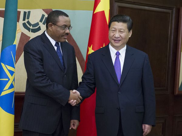 Chinese President Xi Jinping (R) meets with Ethiopian Prime Minister Hailemariam Desalegn in Durban, South Africa, March 28, 2013