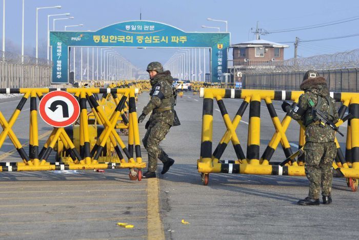 South Korean soldiers set up barricades across the road linking North Korea's Kaesong Industrial Complex at a military check point in Paju near the demilitarised zone dividing the two Koreas on February 13, 2013. AFP