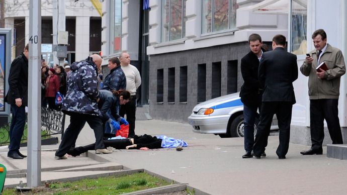 Investigators inspect the body of a victim killed by a gunman in Belgorod, April 22, 2013 (Reuters)