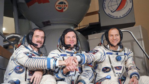 The crew members are Chris Hadfield of Canada (L), Roman Romanenko of Russia (C) and Thomas Marshburn of the United States (R). Archive.