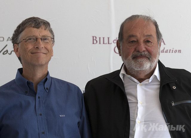 Billionaires Bill Gates, left, and Carlos Slim, hold a news conference to announce donations to Mexico's International Maize and Wheat Improvement Center in Texcoco, Mexico, on Feb. 13, 2013