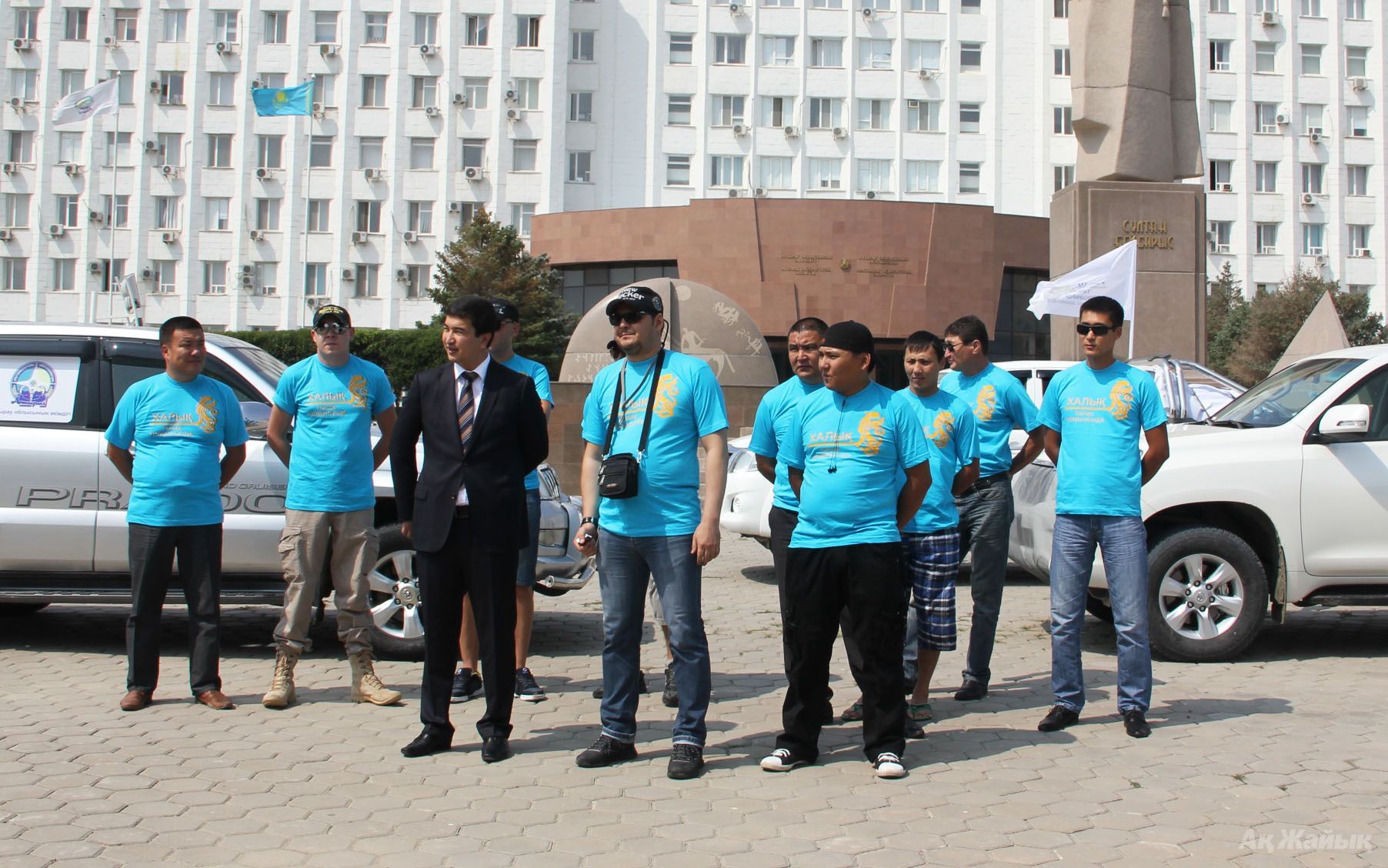 Atyrau Oblast Deputy Governor Shyngys MUKAN wishing good luck to the expedition team minutes before the journey