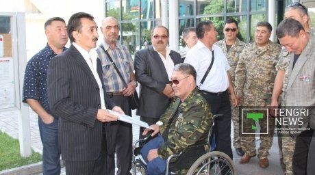 Representatives of Kazakhstan veteran organizations at the building of the U.S. General Consulate. Photo by tengrinews