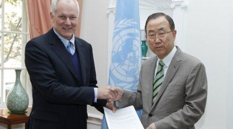  Professor Ake Sellstrom (L), head of the chemical weapons team working in Syria and Secretary-General Ban Ki-moon. ©AFP PHOTO / UNITED NATIONS / Paulo FILGUEIRAWS  /