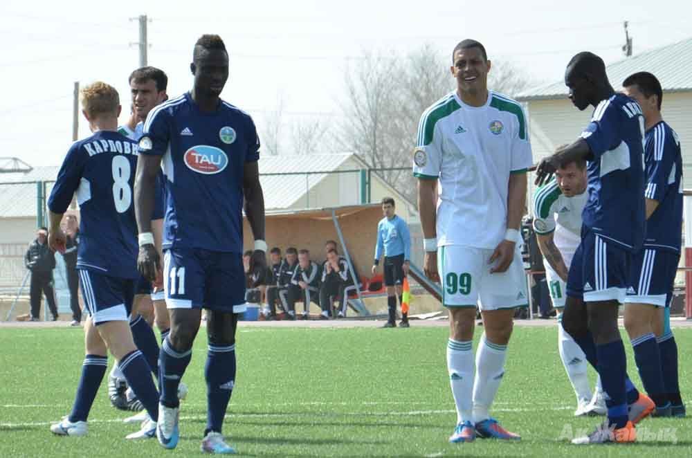 Mickael Antoine-Curier, the middle in white outfit