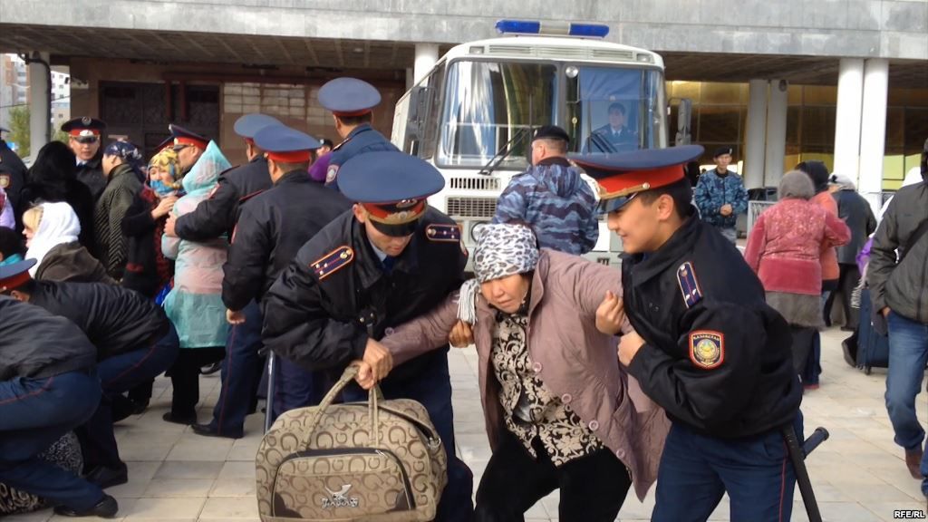 Police arrest a protester in Astana: a right to remain silent?