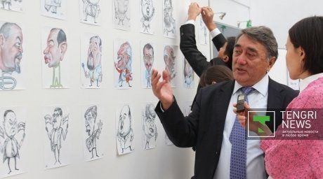 The caricaturist Yerkin Nurazkhan at the exhibition