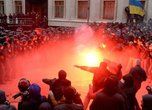 Protesters seeking more integration with Europe and the West clashed with the police outside the office of President Viktor F. Yanukovich in Kiev on Sunday.