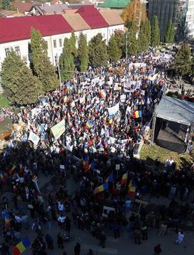 Protests against Chevron and Gabriel Resources in Campeni, Romania | Image Tweeted by @ambrablu