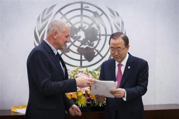 Ake Sellstrom (L), Head of the United Nations Mission to Investigate Allegations of the Use of Chemical Weapons in the Syrian Arab Republic, hands his report over to Secretary-General of the United Nations, Ban Ki-moon at the United Nations headquarters in New York December 12, 2013. CREDIT: REUTERS