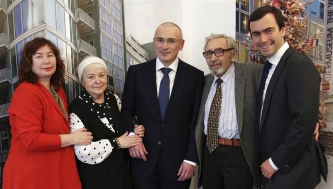 Freed Russian former oil tycoon Mikhail Khodorkovsky (C) poses with his parents Marina and Boris, son Pavel (R) and his first wife Yelena (L) ahead of a news conference in the Museum Haus am Checkpoint Charlie in Berlin, December 22, 2013.