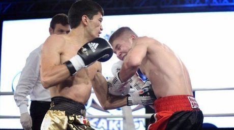 Meribolat Toitov of Astana Arlans (L) fighting Marek Pietruczuk. ©World Series Boxing
