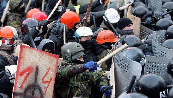Pro-European protesters clash with Ukranian riot police during a rally near government administration buildings in Kiev January 19, 2014.