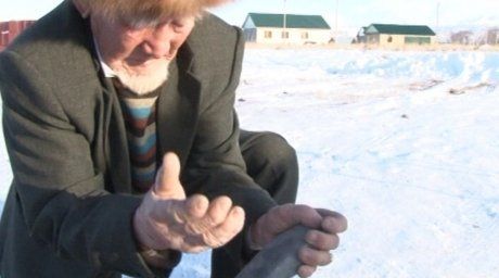 Seken Tolebekov crushing a rock. ©STV channel