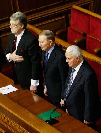 Ukraine's former Presidents Viktor Yushchenko (L), Leonid Kravchuk (R) and Leonid Kuchma attend a session in the Ukrainian Parliament in Kiev, January 28, 2014.(Reuters