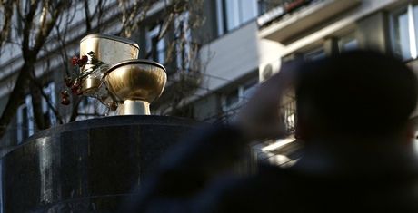 The golden toilet that replaced Lenin's statue. Photograph: David Mdzinarishvili/Reuters