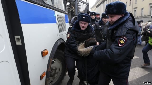 Moscow police have arrested doznes of people protesting against military intervention in Ukraine.