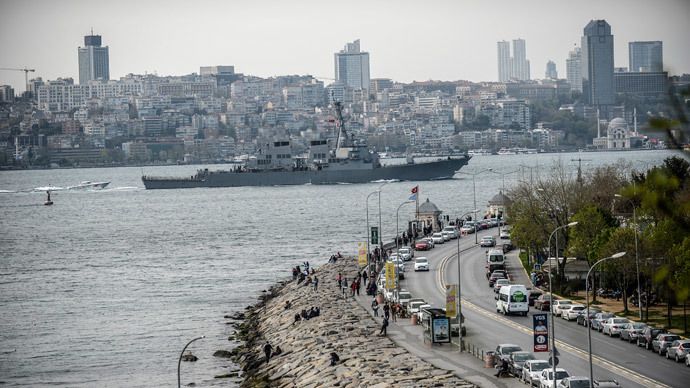 US warship USS Donald-Cook sails through the Bosphorus in Istanbul, Turkey, on April 10, 2014, en route to the Black Sea.(AFP Photo)
