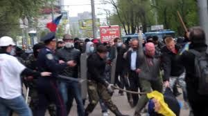 Blasts, fierce fighting in Donetsk between pro- and anti-Kiev demos.