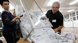Members of a local election commission empty a ballot box as they start counting votes of yesterday's referendum on the status of Lugansk region in Lugansk May 11, 2014 (Reuters) 