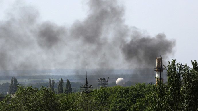 Smoke billows from Donetsk international airport during heavy fighting between Ukrainian and pro-Russian forces May 26, 2014. (Reuters