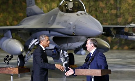 US president Barack Obama and Poland's Bronislaw Komorowski shake hands upon Obama's arrival at Chopin airport in Warsaw. Photo: Reuters.