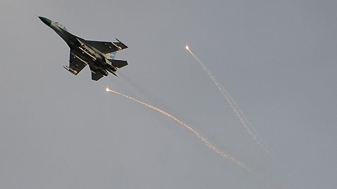 A Ukrainian fighter flies above Lugansk during a battle between resistance fighters and the Ukrainian National Guard in June 2, 2014 (RIA Novosti)