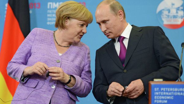 Russian President Vladimir Putin and German Chancellor Angela Merkel (Archive)