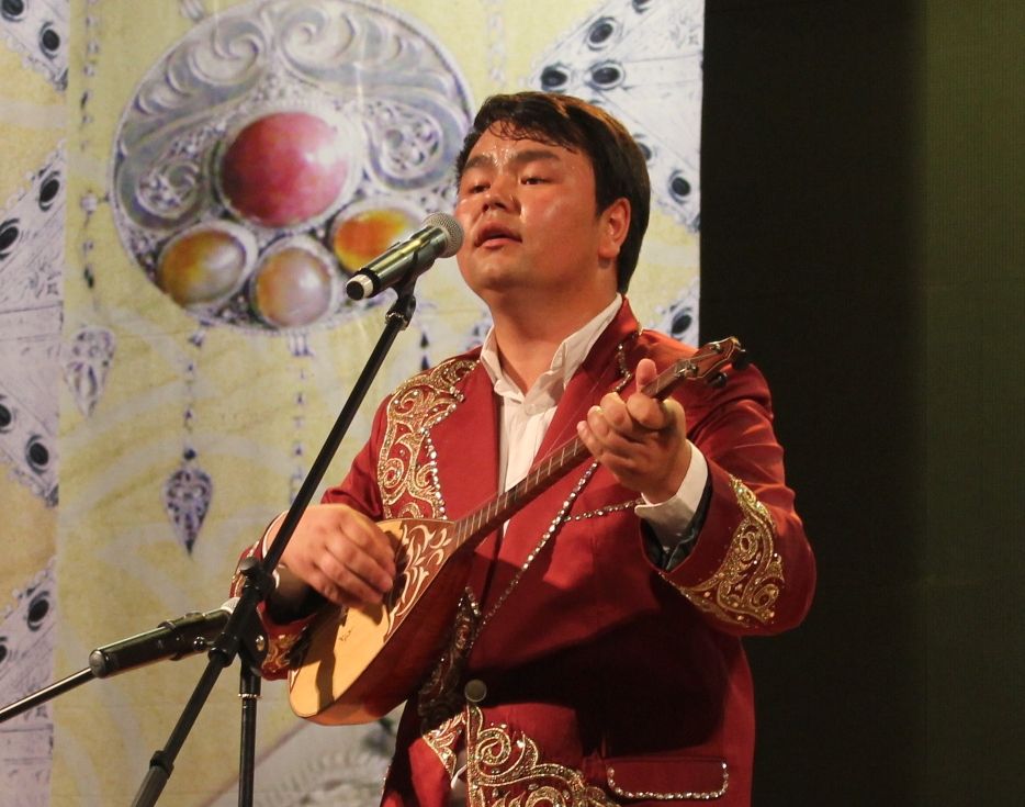 Saulezhan Tagziyauly (China), the singer with incredible voice.