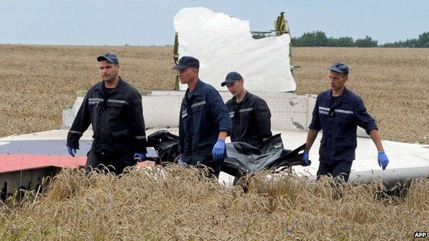 Rescue workers carry the body of one of the victims. Photo: 19 July 2014 The UN Security Council has called for a full and independent international investigation into the crash