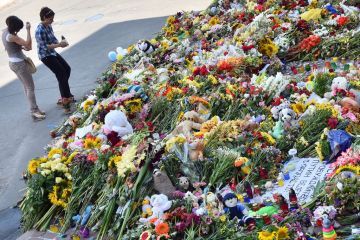 Women set candles during a flowers laying ceremony at the Netherlands embassy in Kyiv on July 21, 2014. (AFP)