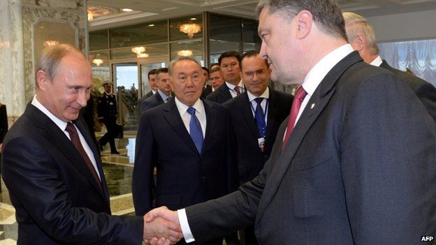 Vladimir Putin (L) and Petro Poroshenko in Minsk (26 August 2014) Vladimir Putin, left, and Petro Poroshenko shook hands at the start of the summit