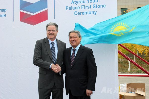 J. Watson, CVX CEO and B. Izmukhambetov, Governor of Atyrau.