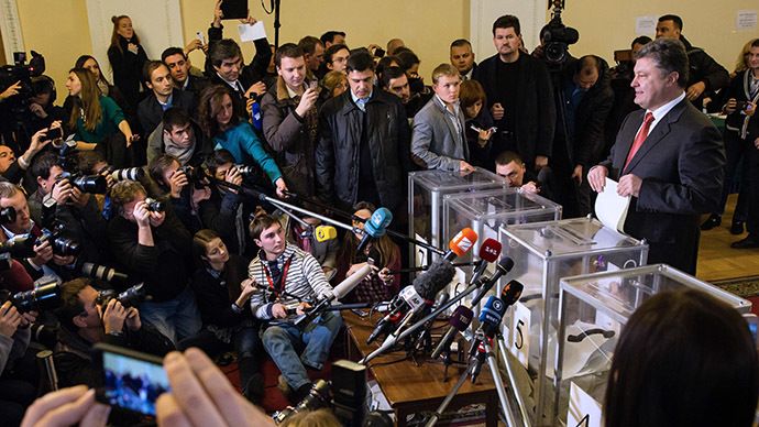 Ukrainian President Petro Poroshenko holds ballots at a polling station in Kiev (RIA Novosti)