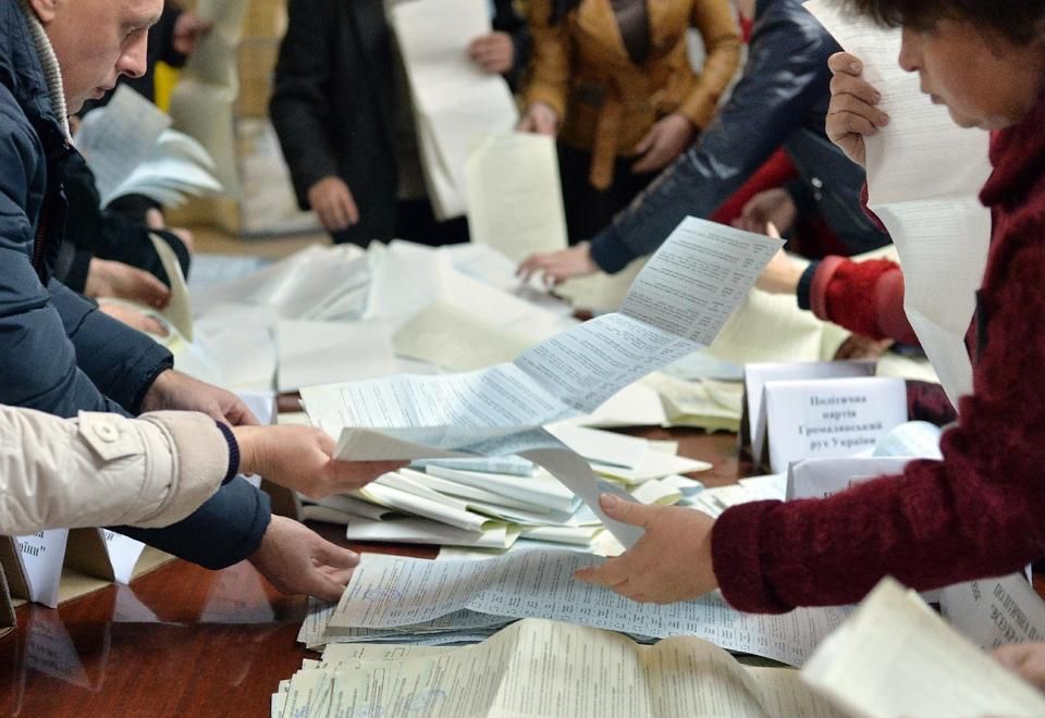 Members of a local electoral commission count ballots in a polling station in the eastern Ukrainian city of Kramatorsk on October 26, 2014, after the country's parliamentary elections (AFP)