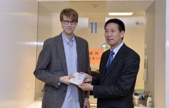Twenty-three-year-old Edmund Downie became the first American citizen to get his hands on a 10-year visa with multiple entries at a Chinese Embassy in the US.