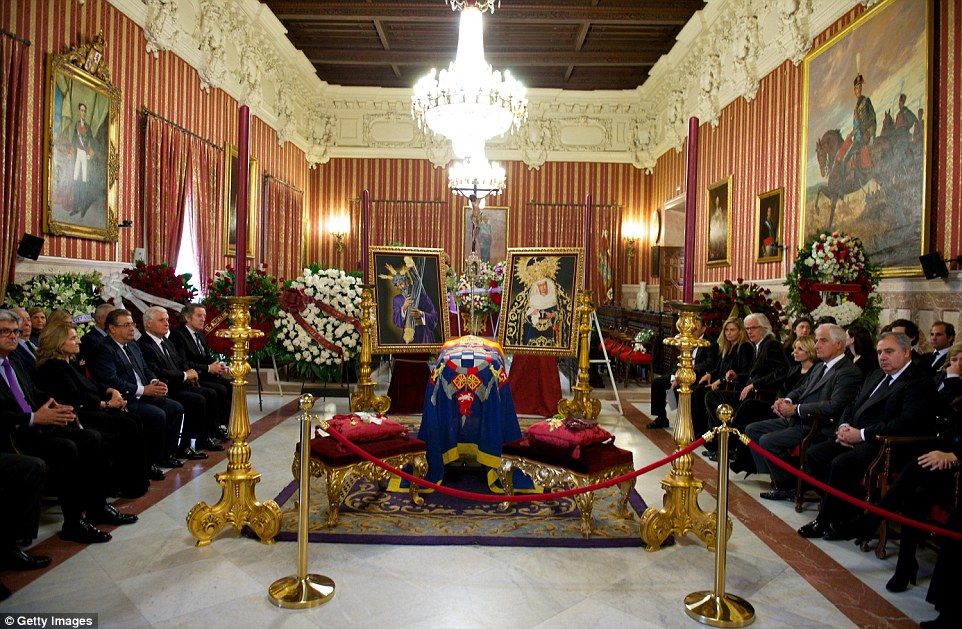 Relatives of the Duchess sit surrounding her coffin in the Town Hall of the Andalusian capital during the memorial service following her death  Read more: http://www.dailymail.co.uk/news/article-2842130/Spains-Duchess-Alba-Europes-richest-aristocrats-dies.html#ixzz3Jhiyu8vA  Follow us: @MailOnline on Twitter | DailyMail on Facebook
