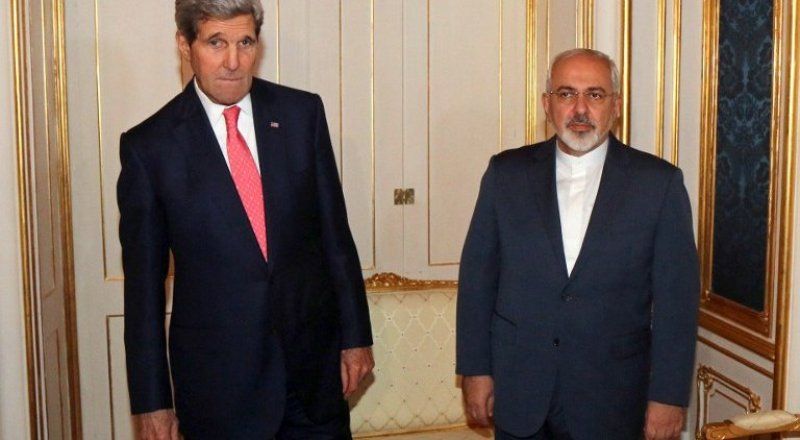 US Secretary of State John Kerry and Iranian Foreign Minister Mohammad Javad Zarif pose for  a photographer prior to a bilateral meeting of the closed-door nuclear talks with Iran. ©AFP