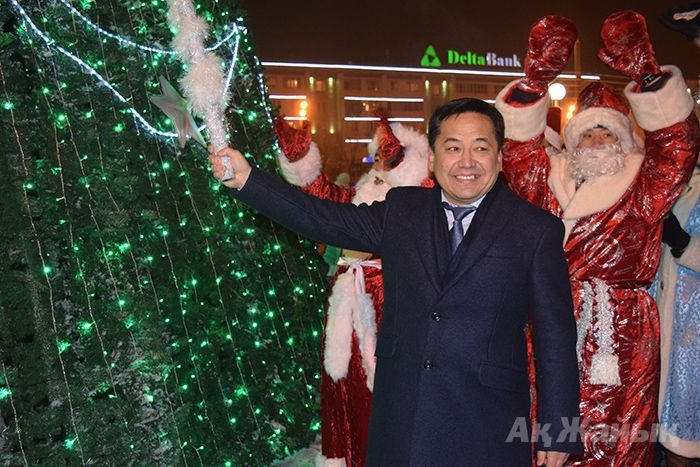 Atyrau city Mayor N. Ozhaev lit the lights on main Christmass tree at the central city square