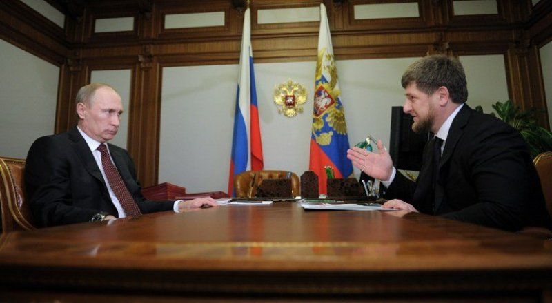 Russia's President Vladimir Putin (L) listening to Chechnya's leader Ramzan Kadyrov. ©AFP