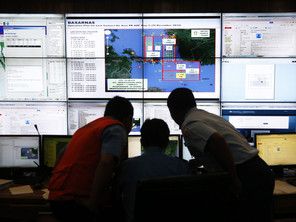 Authorities monitor progress in the search for AirAsia Flight QZ8501 in the Mission Control Center inside the National Search and Rescue Agency in Jakarta December 29, 2014. (Reuters)