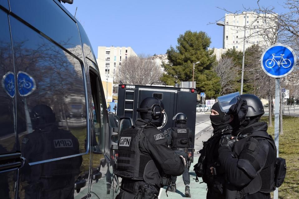 French police commandos take up positions during an operation at a housing estate in the southern city of Marseille, on February 9, 2015 (AFP)