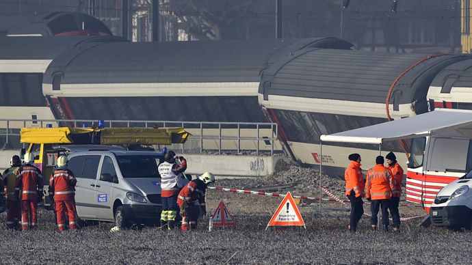 Rescue workers inspect the site of a train crash at the train station of Rafz, northern Switzerland, on February 20, 2015. (AFP)