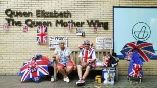 Британ ханзадасы Уильям мен жұбайы Кейт Мидлтоның тұңғыш баласы дүниеге келген емхананың қасында отырған адамдар. Лондон, 16 шілде 2013 жыл. 