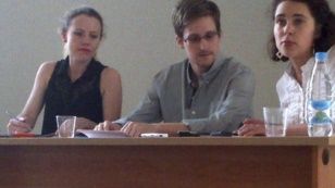 Эдвард Сноуден (ортада) Шереметьево әуежайында ресейлік және шетелдік құқық қорғаушылармен кездесіп отыр. Мәскеу, 12 шілде 2013 жыл.