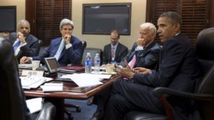АҚШ президенті Барак Обама (оң жақта) ұлттық қауіпсіздік кеңесінің жиынында Сирия мәселесін талқылап отыр. Вашингтон, 30 тамыз 2013 жыл. 