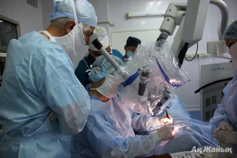 Хенинг ХОЙМАН жергілікті хирургтар үшін шеберлік дәрістерін өткізуде