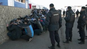 Полиция көкөніс базарында мигранттарды ұстап жатыр. Мәскеу, Бирюлево ауданы, 14 қазан 2013 жыл. 