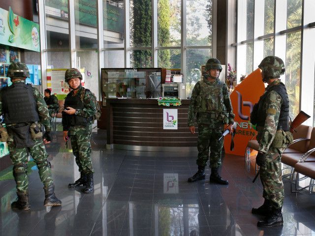 Таиланд әскері елде әскери жағдайдың енгізілгені жайында жариялады. Фото: Reuters