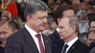 Украина президенті Петр Порошенко (сол жақта) мен Ресей президенті Владимир Путин. Нормандия, 6 маусым 2014 жыл. 